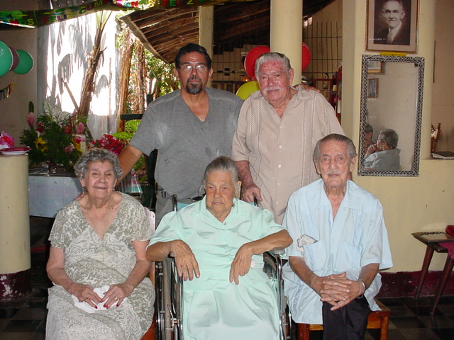 Abuelo German y Jose Solari con sus hermanas (qepd)